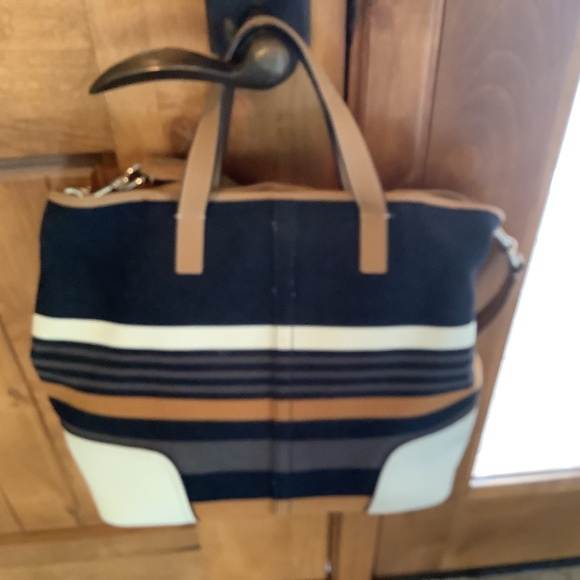 Unique Coach Handbag - Picture 3 of 7